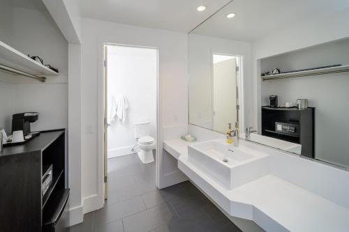Beck s Motor Lodge — Bathroom