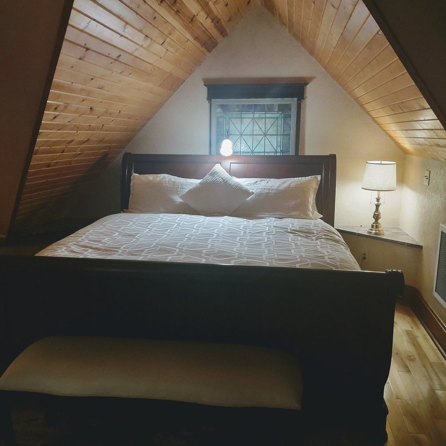 Bed Breakfast on Broadway — Guest room