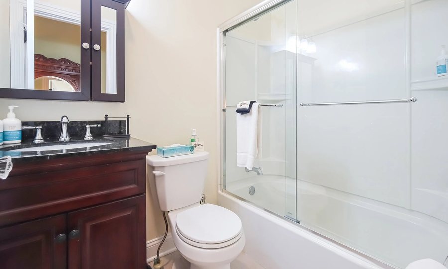 Bedford Inn — Bathroom