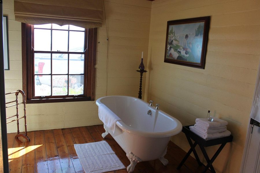 Bedrock Lodge — Bathroom