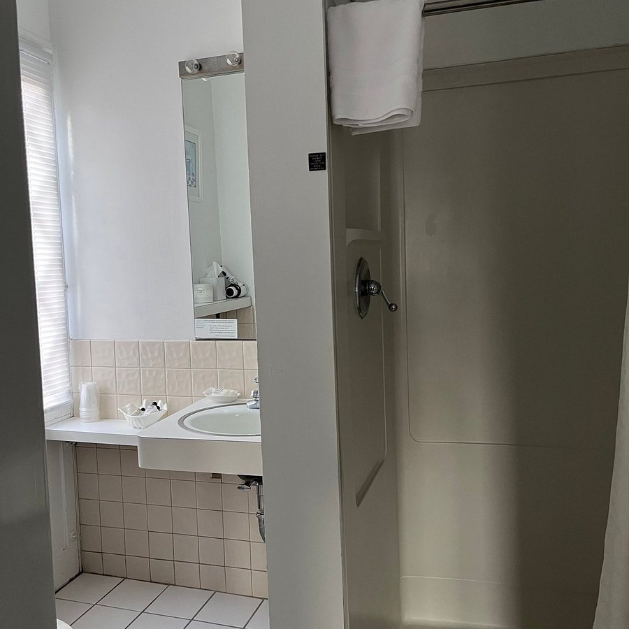 Beekman Arms and Delamater Inn — Bathroom