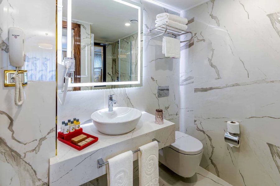 Beethoven Hotel Istanbul — Bathroom