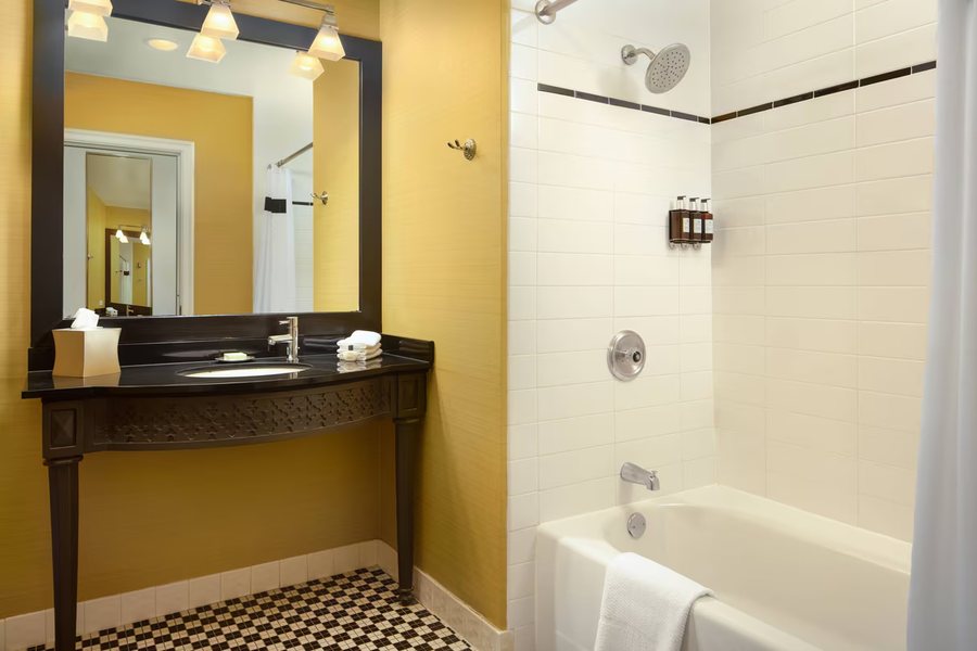 Belair Hotel Chicago Illinois — Bathroom
