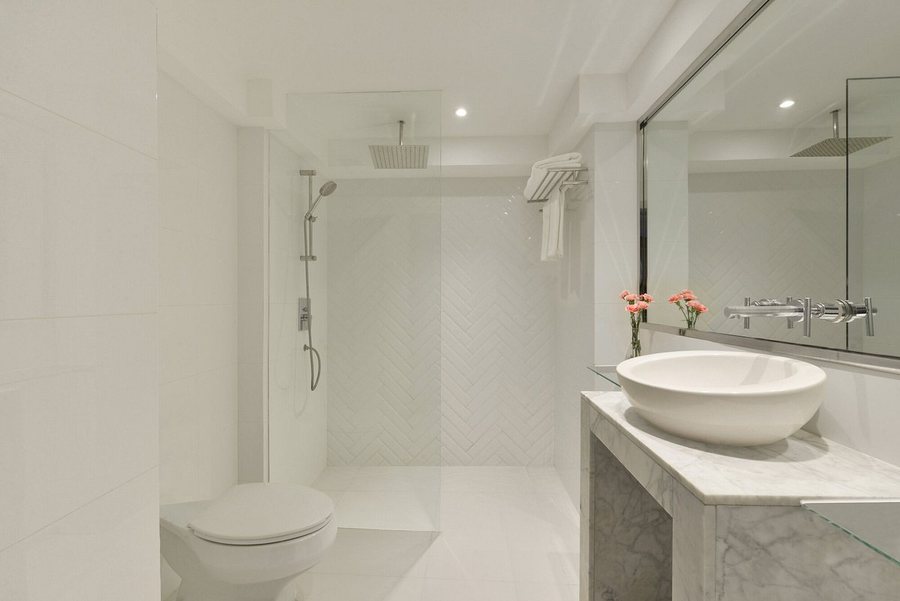 BelAire Bangkok — Bathroom