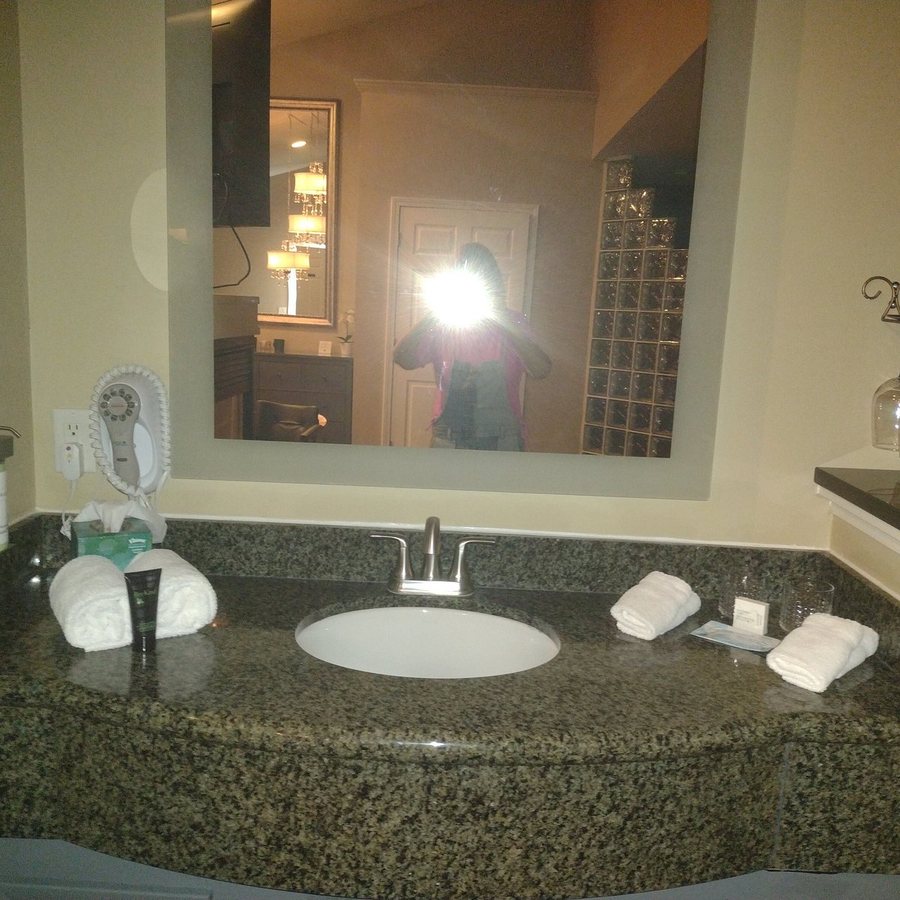 Belamere Suites Hotel — Bathroom
