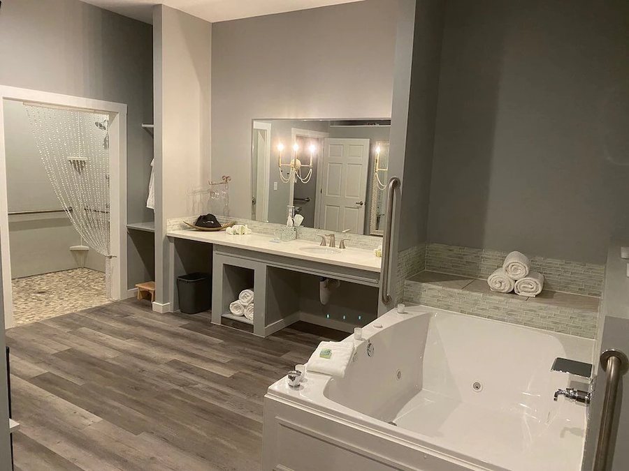 Belamere swimming pool suites — Bathroom