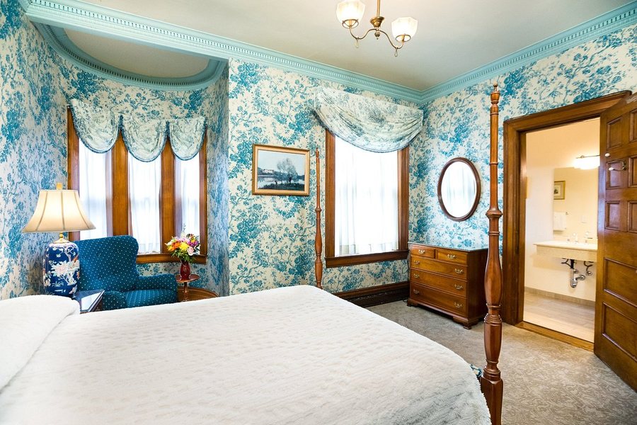 Belhurst Castle — Guest room
