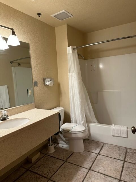 Belknap Hot Springs Lodge and Gardens — Bathroom