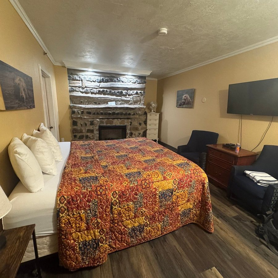 Belknap Hot Springs Lodge and Gardens — Guest room