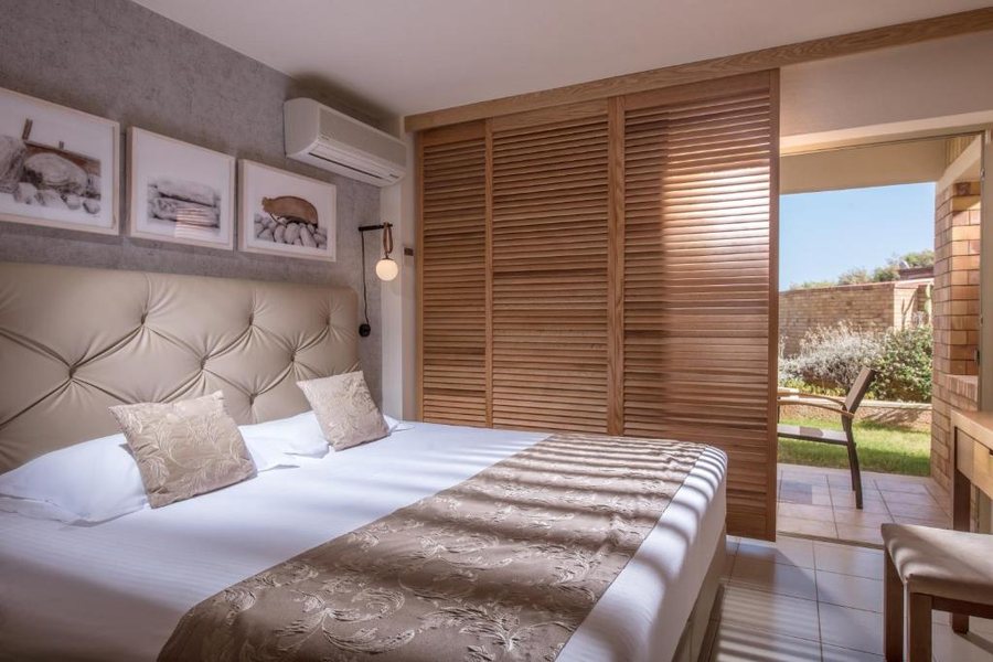 Bella Beach Hotel — Guest room