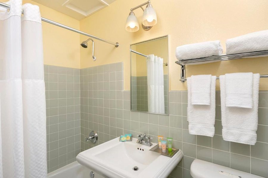 Bella Maggiore Inn — Bathroom