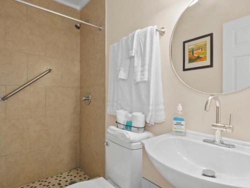 Bella Sirena Inn Motel — Bathroom