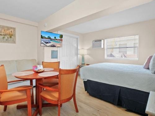 Bella Sirena Inn Motel — Guest room