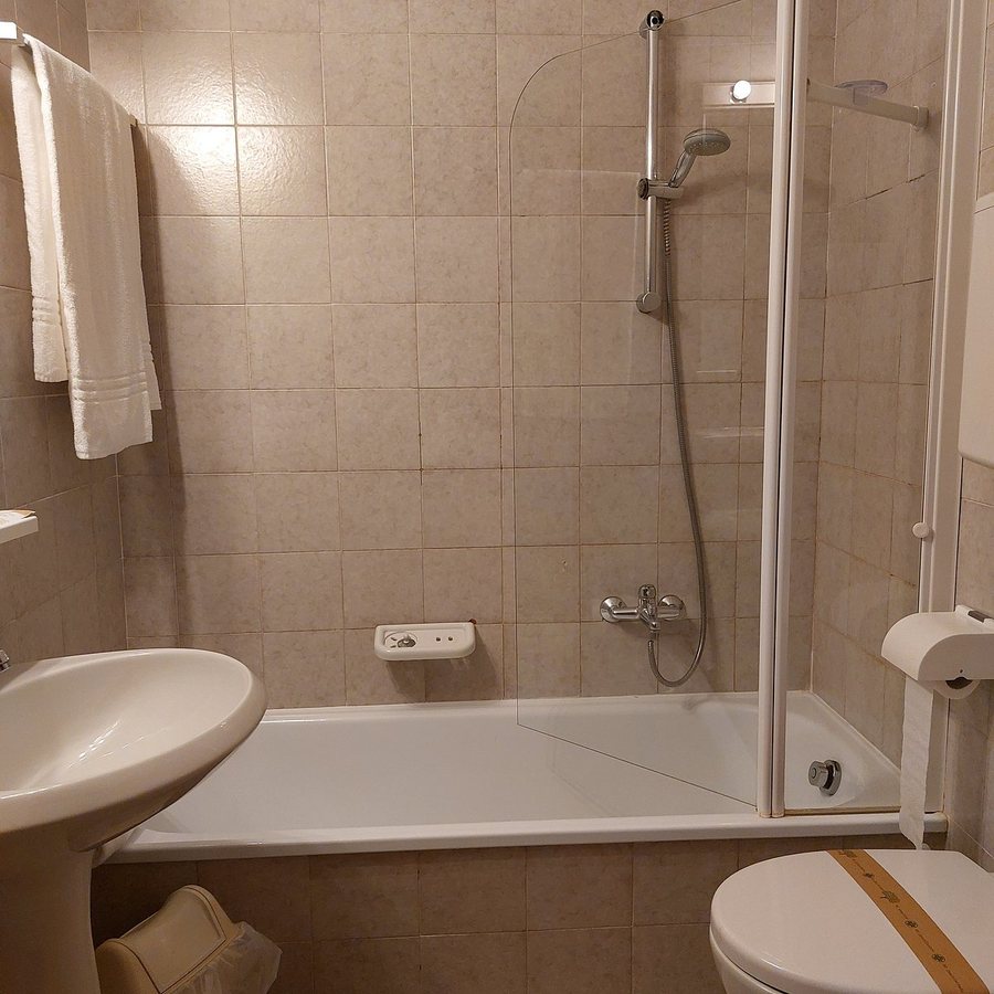 Bella Venezia Hotel — Bathroom
