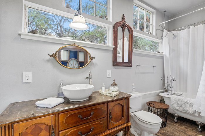 Bella Vida Bed and Breakfast — Bathroom
