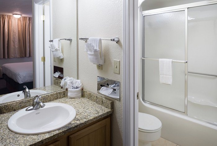 Belle Aire Motel — Bathroom