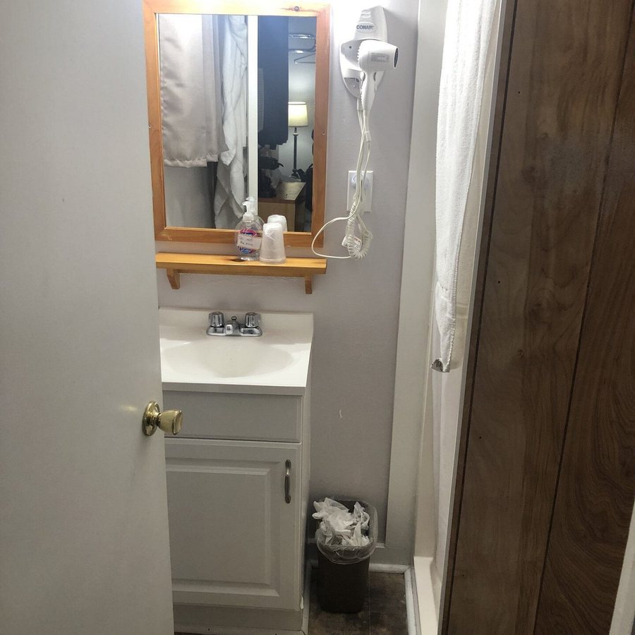 Belle Isle Motel — Bathroom