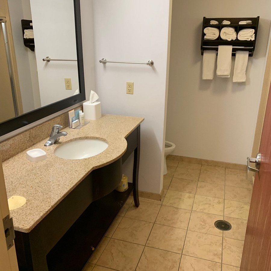 Belle Oaks Inn — Bathroom