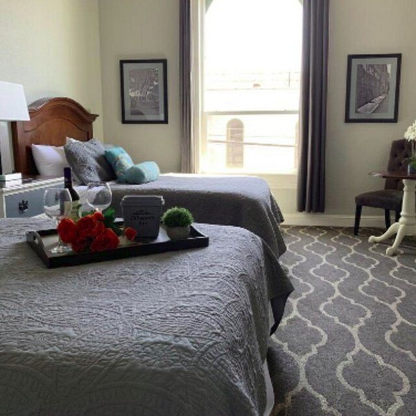 Belle Oaks Inn — Guest room