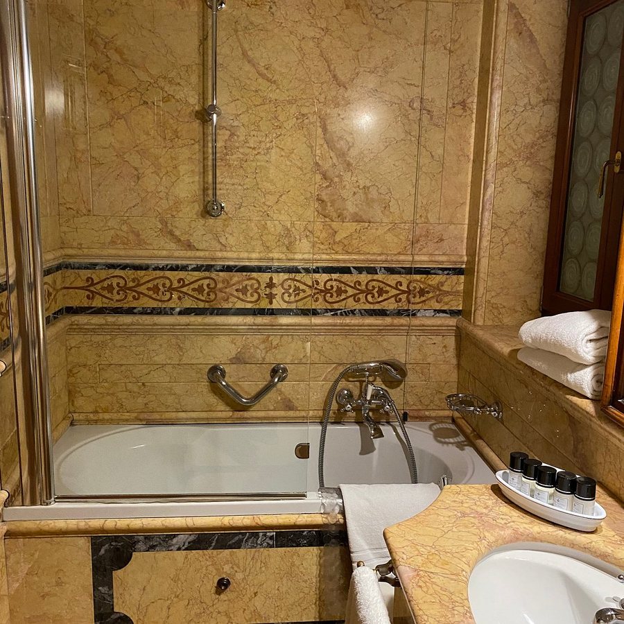Bellevue Canaletto Suites — Bathroom