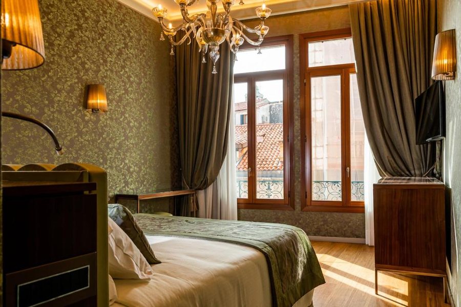 Bellevue Canaletto Suites — Guest room