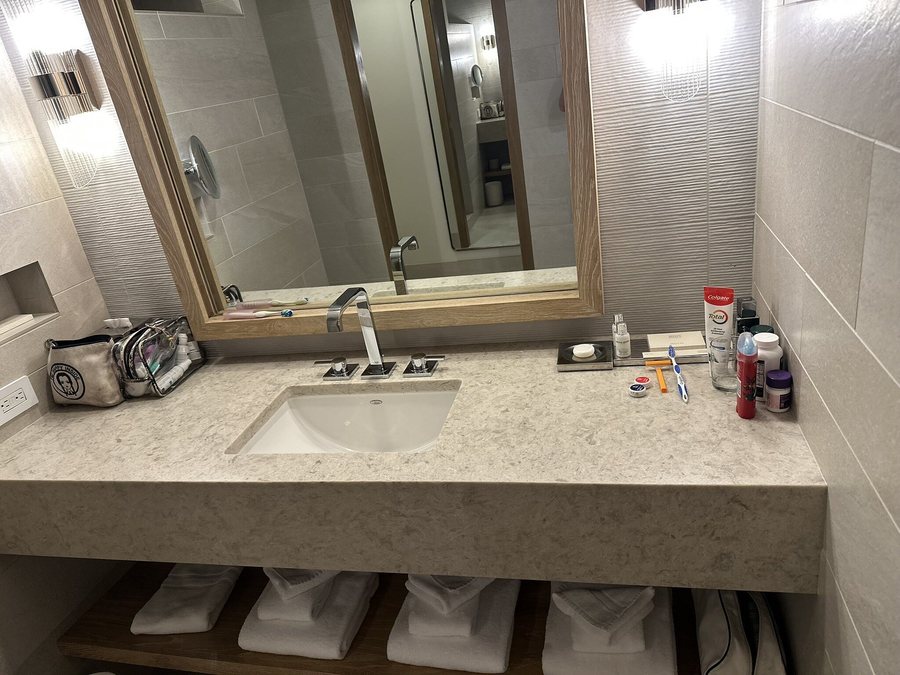 Bellevue Club Hotel — Bathroom
