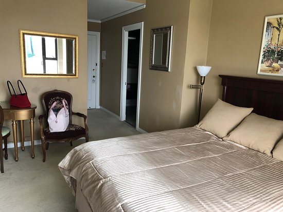 Bellevue Club Hotel — Guest room