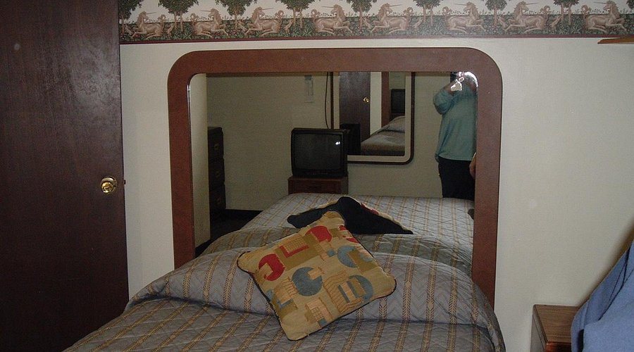 Bellwood Hotel Chicago Illinois — Guest room