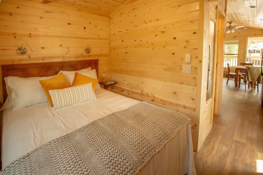 Belton Chalet — Guest room