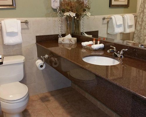 Belvedere Inn — Bathroom