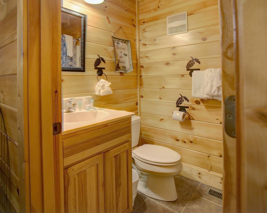 Belvidere East Exit 170 KOA — Bathroom