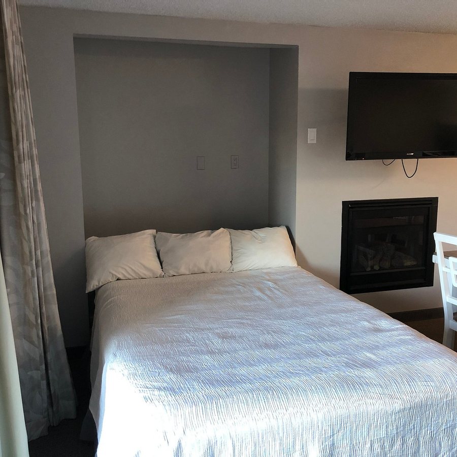 Bend Riverside Inn Suites — Guest room