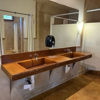 Bend Sisters Garden RV Resort — Bathroom