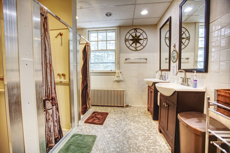 Benjamin Prescott Inn — Bathroom