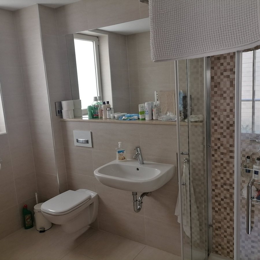 Bentley Holiday Apartments West One — Bathroom