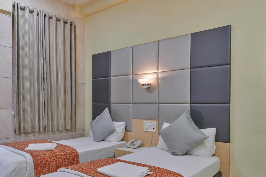 Bentleys Hotel — Guest room