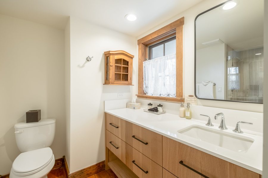 Bentwood Inn — Bathroom