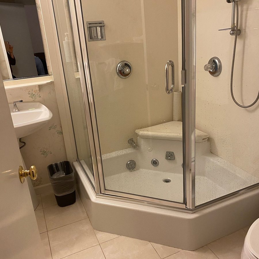 Beresford Arms Hotel Suites — Bathroom