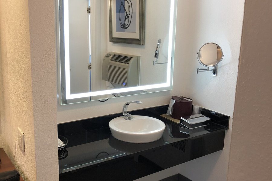 Berkshire Inn — Bathroom