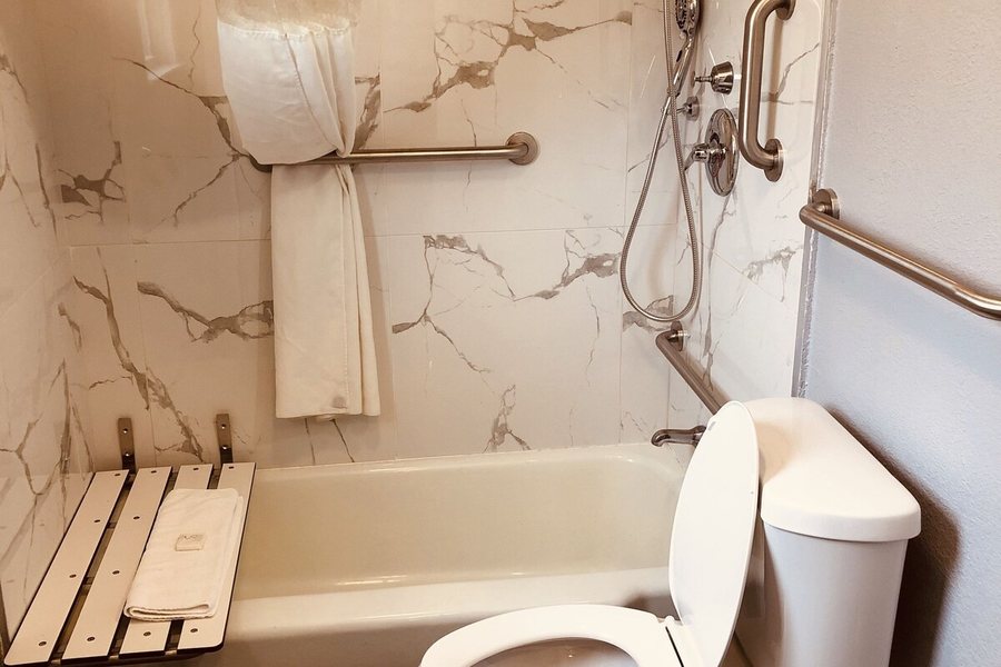 Berkshire Mountain Lodge — Bathroom