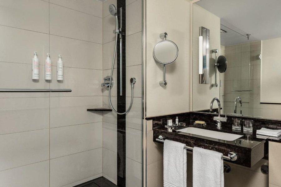 Berlin Marriott Hotel — Bathroom