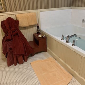 Berry Manor Inn And Hotel — Bathroom