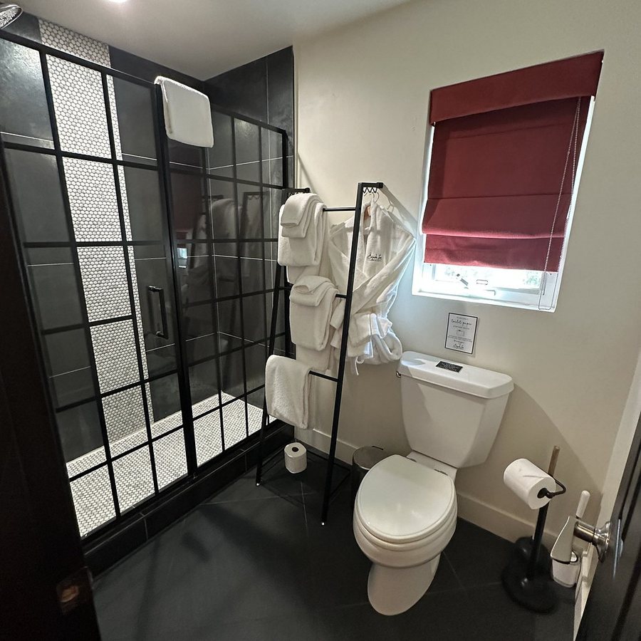 Bespoke Inn Flagstaff — Bathroom