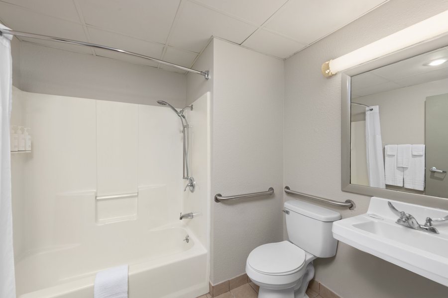 Best Budget Inn — Bathroom