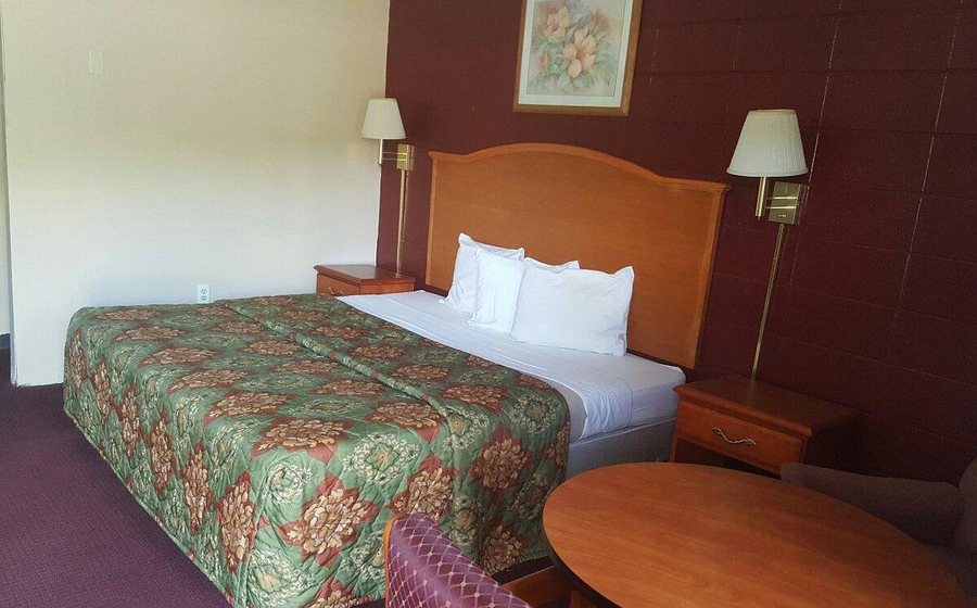 Best Budget Inn — Guest room
