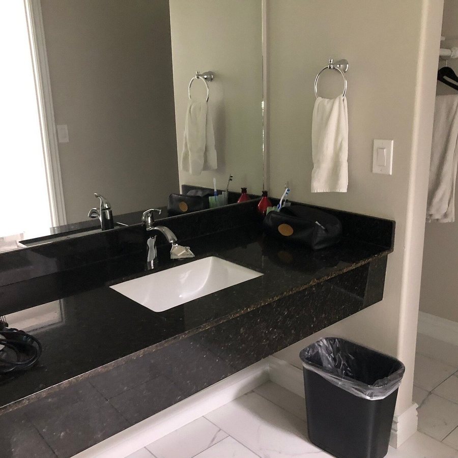 Best Inn Motel — Bathroom