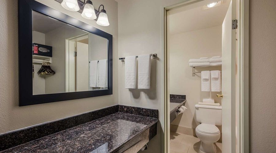 Best Lynnwood Inn — Bathroom