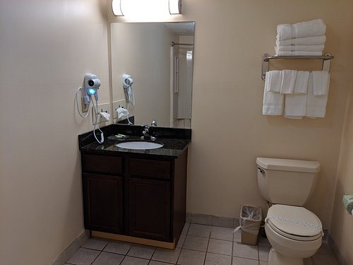 Best Value Inn Motel Sandusky — Bathroom