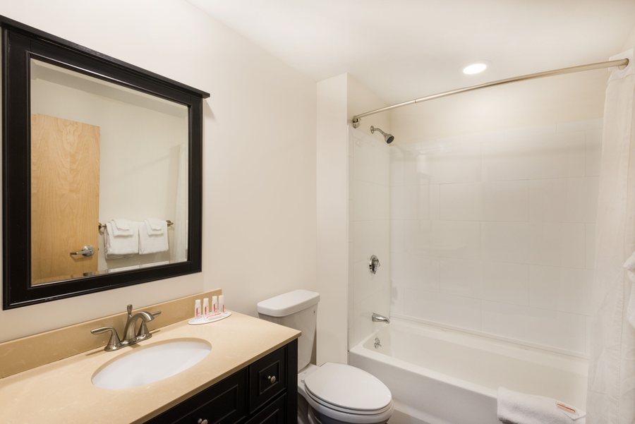 Best Western Adams Inn Quincy Boston — Bathroom