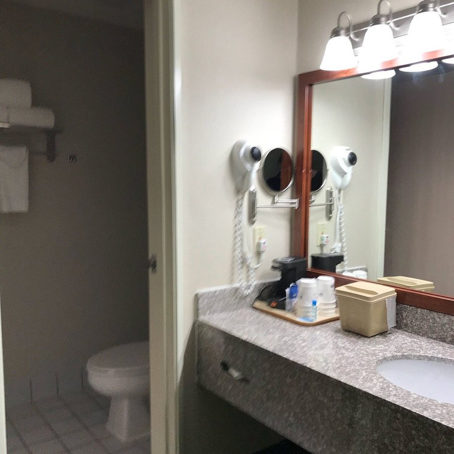 Best Western Airport Inn — Bathroom